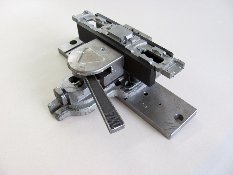 Märklin has partly replaced CNC-milled steel clamps in the manufacturing process and combined CNC-milled parts together with 3D printed components in the same tool.