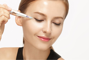 lady applying makeup to face