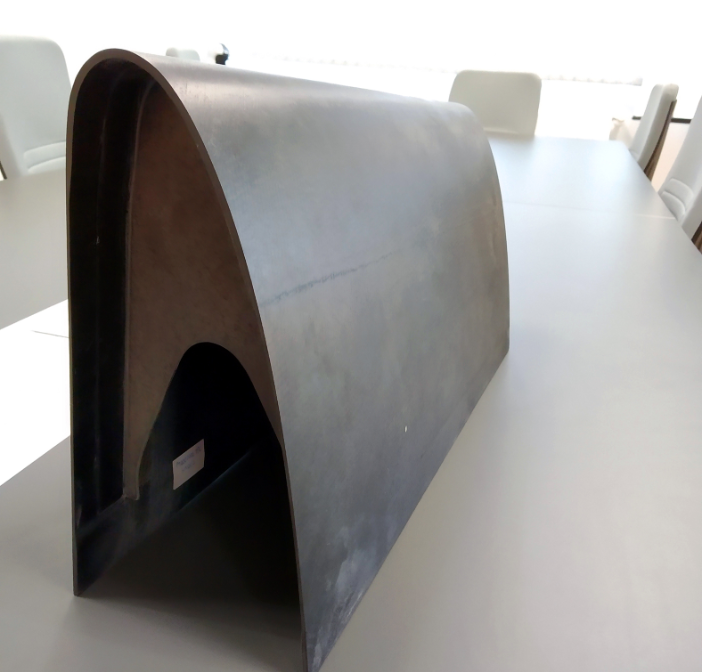 The final composite part of a curved aircraft wing, produced with
FDM technology.