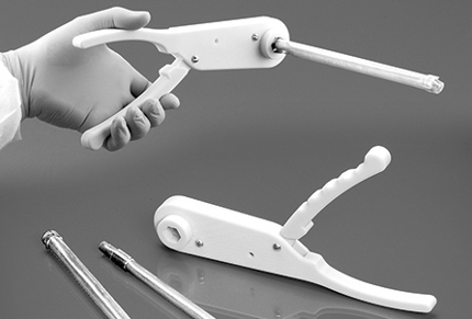 Prototipo de trinquete quirúrgico fabricado en policarbonato resistente mediante el proceso FDM.