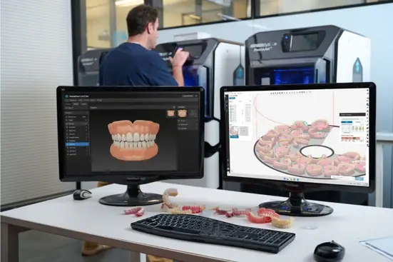 치과 프린팅 작업 과정 중, 치과 기공사가 GrabCAD Print에서 전체 치열 케이스를 검토하고 있다