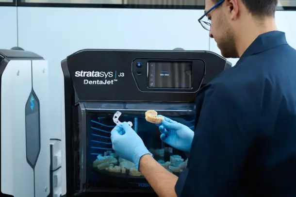 dental-lab-tech-with-j3-dentajet-dental-model-surgi