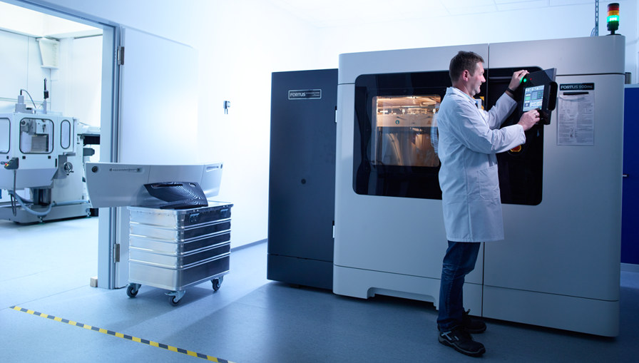 Siemens engineer using a Stratsys F900 FDM 3D Printer